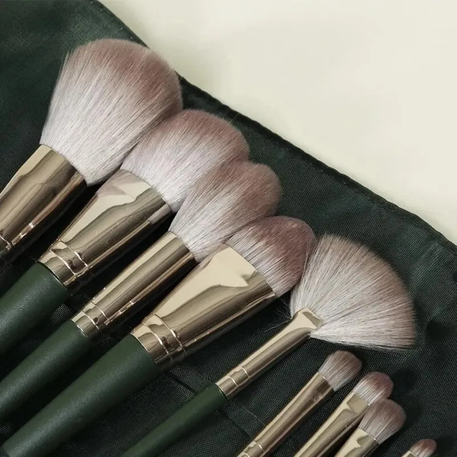 14-Piece Green Cloud Makeup Brush Set Ultra-Soft Beginner Powder Brush Eyeshadow Cosmetic Suit Bucket Pack 1