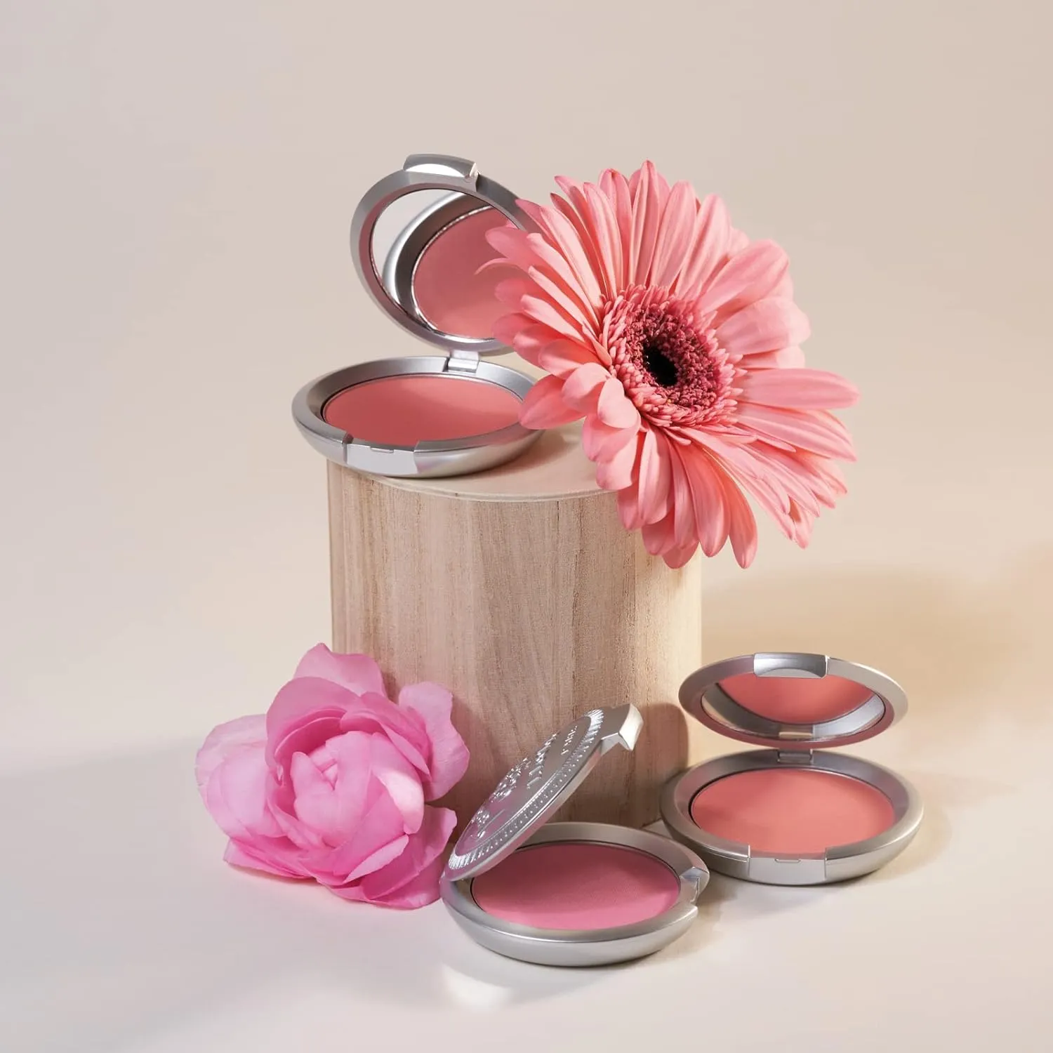T. LeClerc Powder Blush - Professional High Impact All-Day Wear Flush of Color, Natural & Smooth Makeup Buildable Mineral - No Caking, Blends Easily & Contours Cheeks Made In France (Rose Perlé)