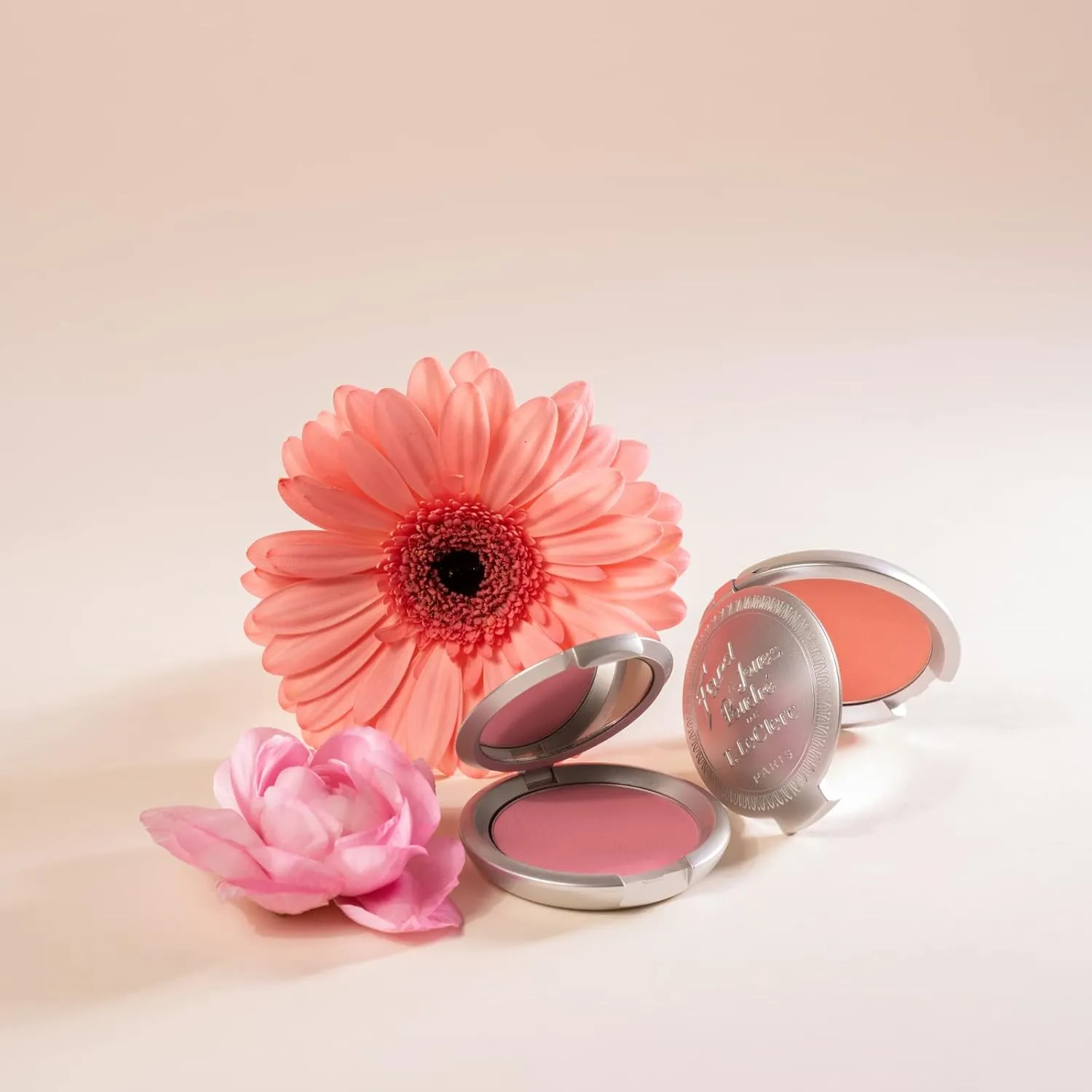 T. LeClerc Powder Blush - Professional High Impact All-Day Wear Flush of Color, Natural & Smooth Makeup Buildable Mineral - No Caking, Blends Easily & Contours Cheeks Made In France (Rose Perlé)