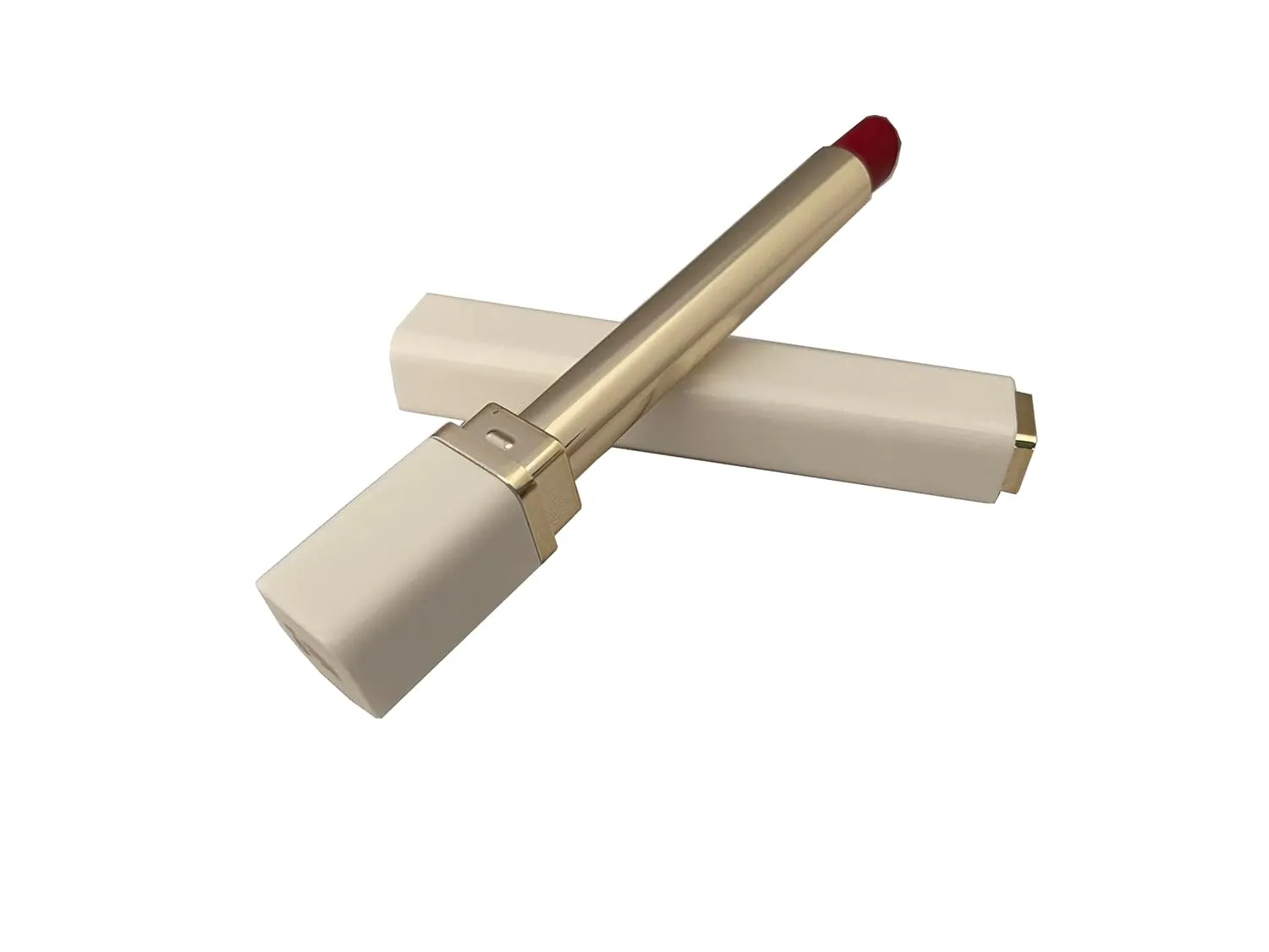The lipstick has a fine texture with high color saturation, allowing for effortless application and delivering excellent coverage and long-lasting wear.